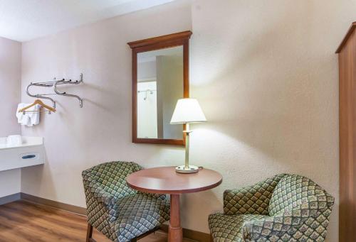 Motel 6-Alsip, IL Ideally located in the prime touristic area of Alsip, Alsip Inn promises a relaxing and wonderful visit. Offering a variety of facilities and services, the hotel provides all you need for a good night