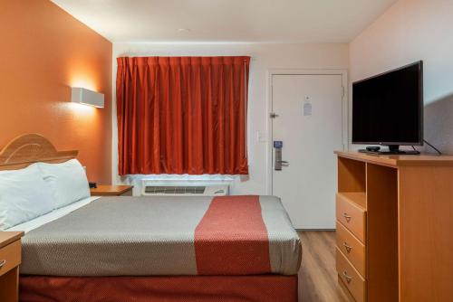 Deluxe Queen Room - Non-Smoking