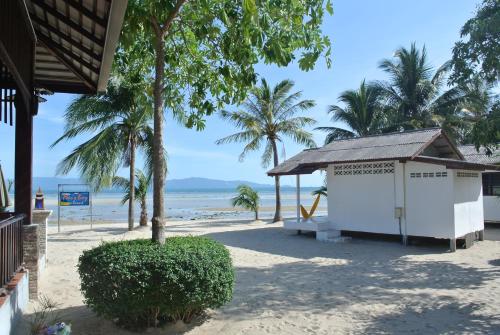 Mac's Bay Resort - 해변