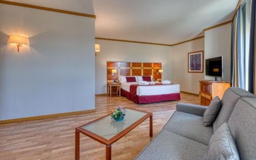 1 queen bed, 1 sofa bed