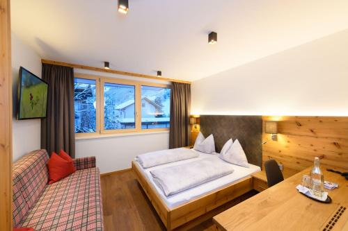 1 queen bed, 1 sofa bed