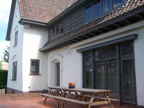 B&B Poperinge - Classic Mansion in Poperinge with Fenced Garden - Bed and Breakfast Poperinge