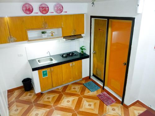 Kitchen, 8hostel in Manila
