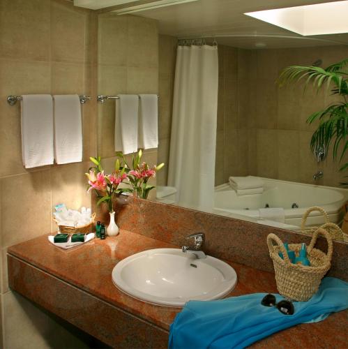 Premium Deluxe Junior Suite with Sea View & Indoor Hot Tub image 3