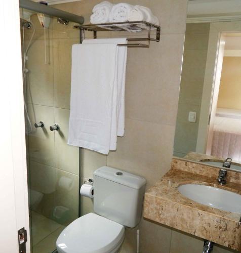 Bathroom, Flats Ouro Gramado Localizado a 900 metros da entrada do Centro de Gramado in Gramado