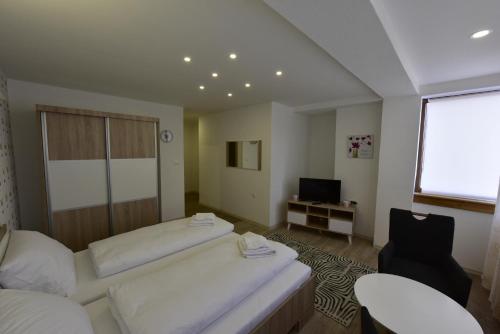 2 twin beds