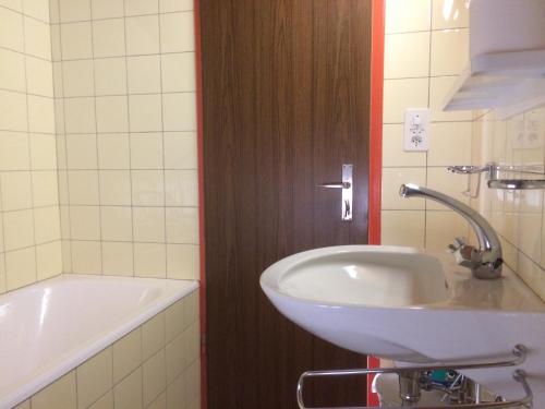 Bathroom, B&B Haus Granit Saas Grund in Saas-Fee
