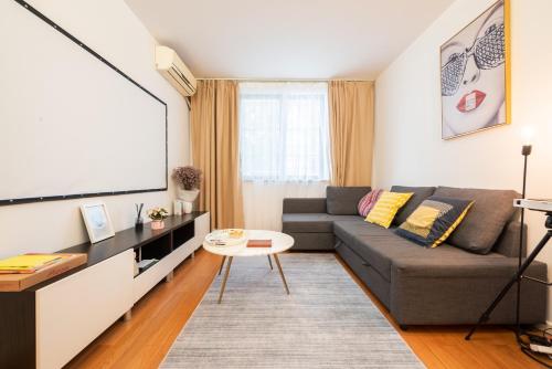 Apartment room in 【Zhilian】Nice Two South-facing Bedroom Apartment Near Changshu Road Station