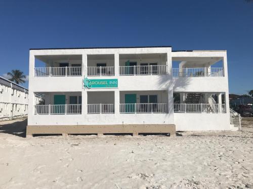 Carousel Beach Inn - image 2