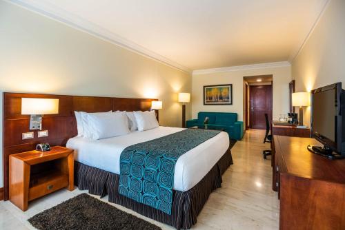1 king bed, 1 sofa bed
