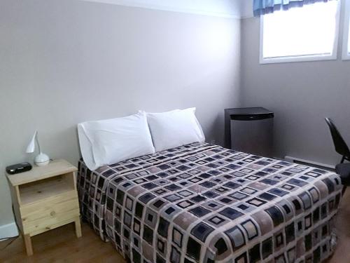 Economy Double Room with Shared Bathroom - Half Basement