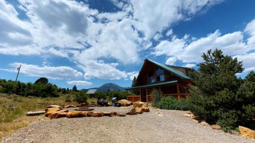 . Canyon View Family Cabin, Deck, TV Room, Games, BBQ, Campfire