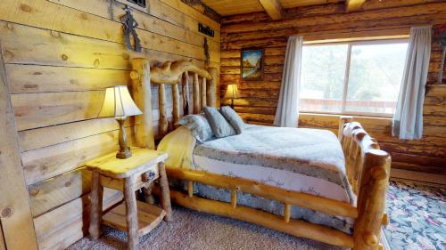 Canyon View Family Cabin, Deck, TV Room, Games, BBQ, Campfire in Monticello, USA
