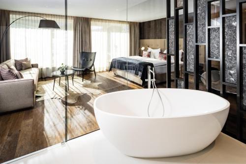 Hotel Alpenroyal - The Leading Hotels of the World in ลาโปซา