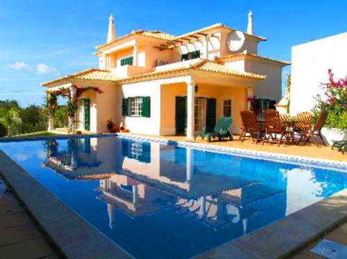 Almancil Villa Sleeps 6 Pool Air Con WiFi T479997 in อัลมานซิล