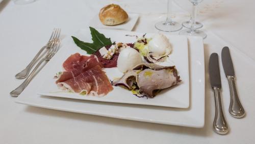 Hotel Holiday - image 6