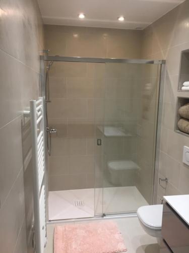 Shower, Menton 2 pieces climatise a cote de la plage rue palmaro in Menton