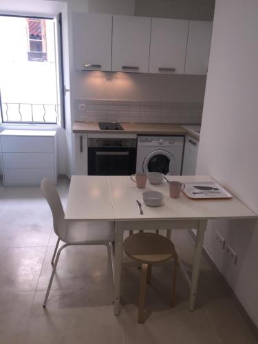 Kitchen, Menton 2 pieces climatise a cote de la plage rue palmaro in Menton