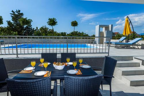 ระเบียง/ชานเรือน, Apartments & Rooms Villa Casia in โนวัลจา