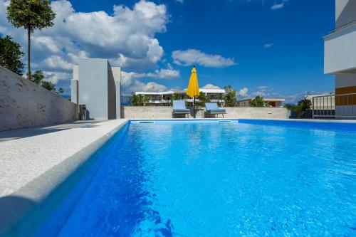 สระว่ายน้ำ, Apartments & Rooms Villa Casia in โนวัลจา