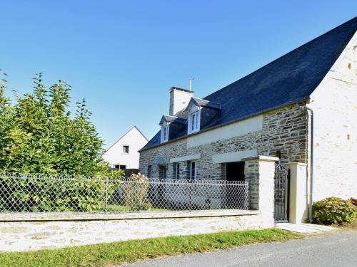 Modern Holiday Home in La Barre-de-Semilly