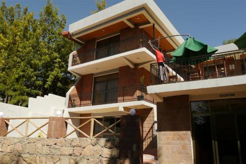 1 queen bed, 1 twin bed