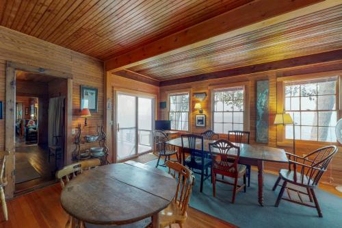 Island Lake House - image 3