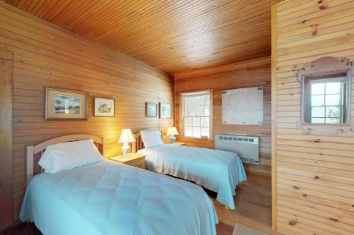 Island Lake House in Grand Isle, USA