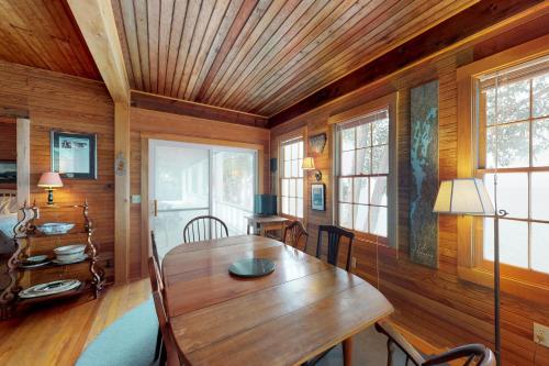 Island Lake House in Grand Isle, USA