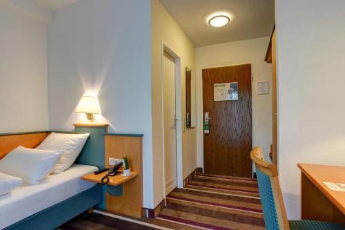 Standard Single Room image 10