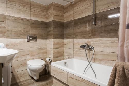 Modern Antique Private rooms with shared bathroom near to Acropolis Museum and metro station, Atene (foto 6)