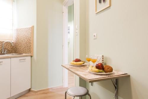 Modern Antique Private rooms with shared bathroom near to Acropolis Museum and metro station, Atene (foto 8)