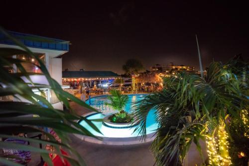 Bar/ Salón, Sands Harbor Resort and Marina in Pompano Beach