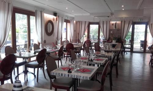 Restaurant, Kyriad Montpellier Nord - Saint Clement de Riviere in Marie-Therese