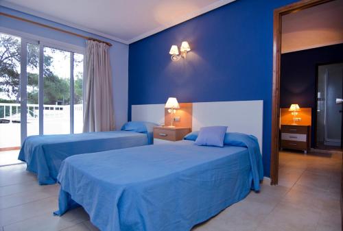 1 king bed, 2 twin beds