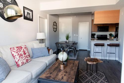 Santa Monica 2 Bed/ 2 Bath