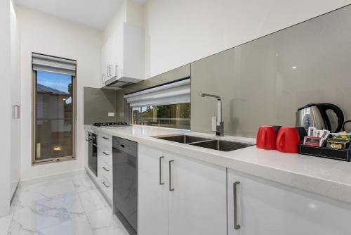 Kitchen, Melbourne Airport Motel near Melbourne Airport