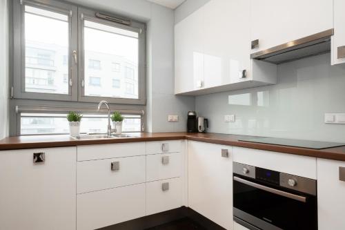 Apartments Warsaw Jeziorańskiego by Renters - image 3