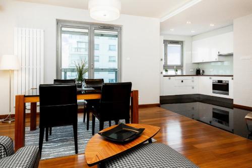 Apartments Warsaw Jeziorańskiego by Renters - image 13