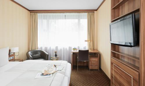 Business Plus Double or Twin Room image 3