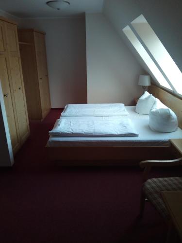 1 queen bed, 2 twin beds