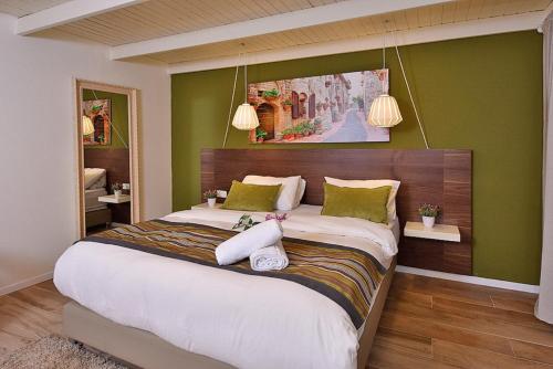 2 bedrooms, 4 beds