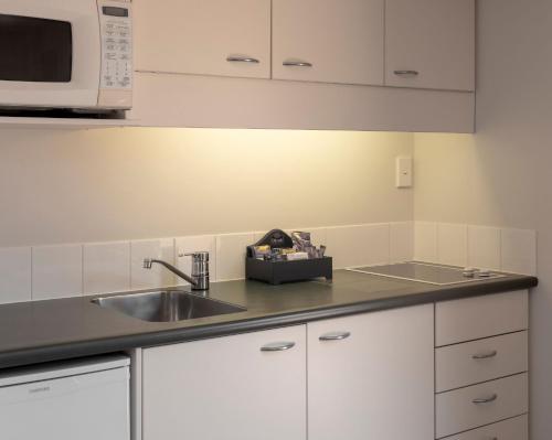 Kitchen, Tuscany Gardens Motor Lodge in Tahunanui