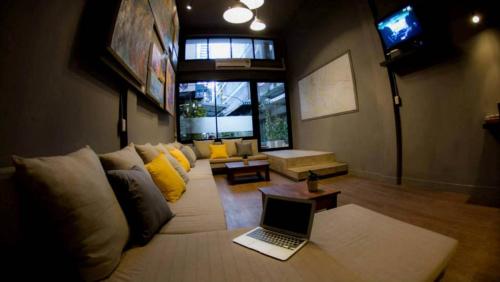 ผับ/เลาจน์, อิน อะ บอกซ์ โฮสเทล (In a Box Hostel) near เมเจอร์ ซีนีเพล็กซ์ ปิ่นเกล้า