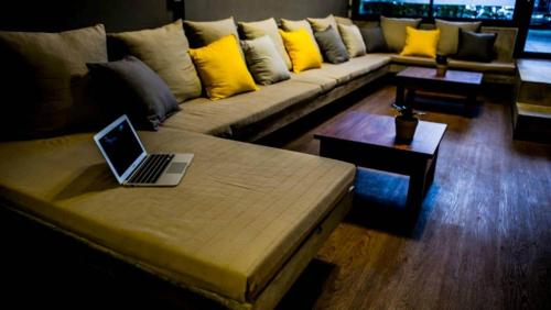 ผับ/เลาจน์, อิน อะ บอกซ์ โฮสเทล (In a Box Hostel) near เมเจอร์ ซีนีเพล็กซ์ ปิ่นเกล้า