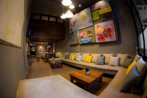ผับ/เลาจน์, อิน อะ บอกซ์ โฮสเทล (In a Box Hostel) near เมเจอร์ ซีนีเพล็กซ์ ปิ่นเกล้า