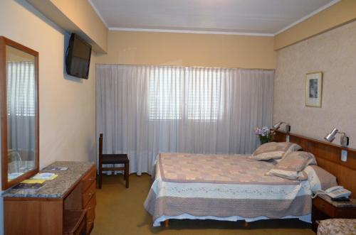 3 twin beds
