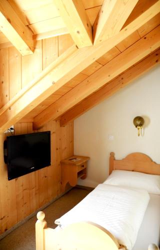 1 queen bed, 1 twin bed