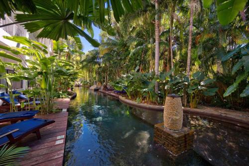 Palm Cove Paradise - Couples spa beach getaway