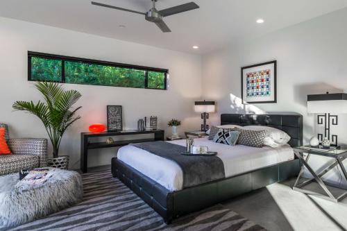 Best in Palm Springs • Featured in Dwell • 5 Bedrooms & All En Suite Baths in Palm Springs, USA